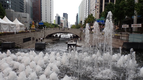 Quảng trường Gwanghwamun, dòng suối Cheonggycheon