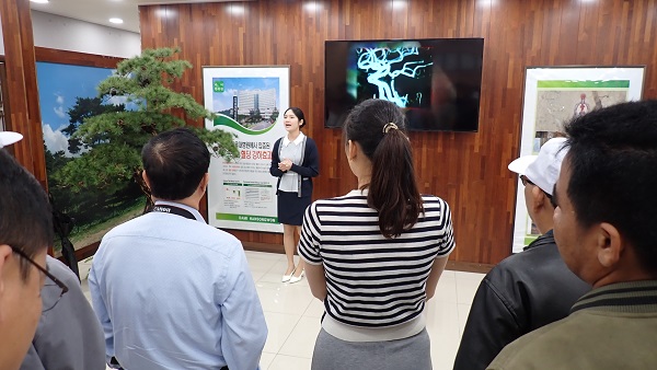 Tham quan Phòng trưng bày tinh dầu thông đỏ