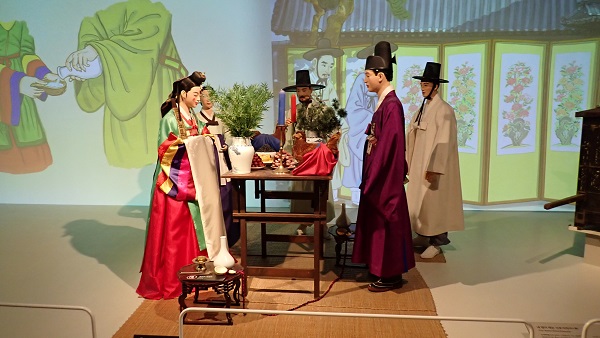 Cảnh trưng bày về phong tục cưới hỏi của Hàn Quốc tại Bảo tàng dân tộc quốc gia Hàn Quốc