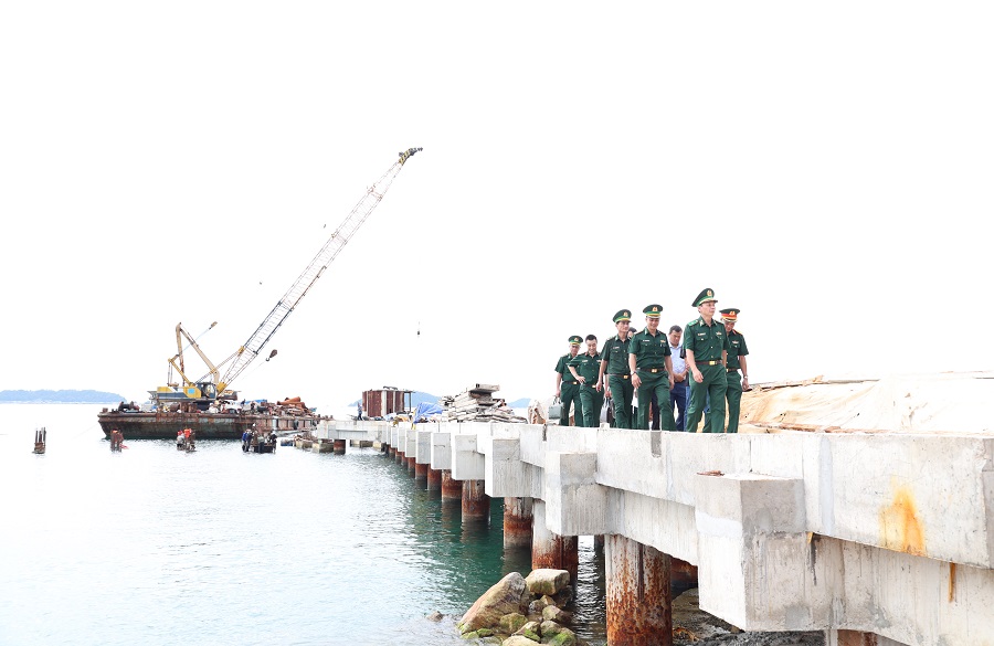 Thiếu tướng Hoàng Hữu Chiến kiểm tra tại Đồn Biên phòng Nam Du