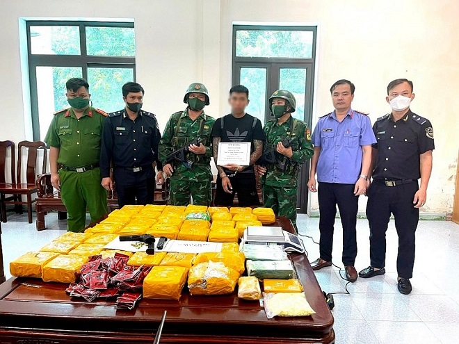 Lực lượng chức năng tại Hà Tĩnh bắt giữ vụ vận chuyển ma túy tại cửa khẩu quốc tế Cầu Treo, ngày 17/7/2025