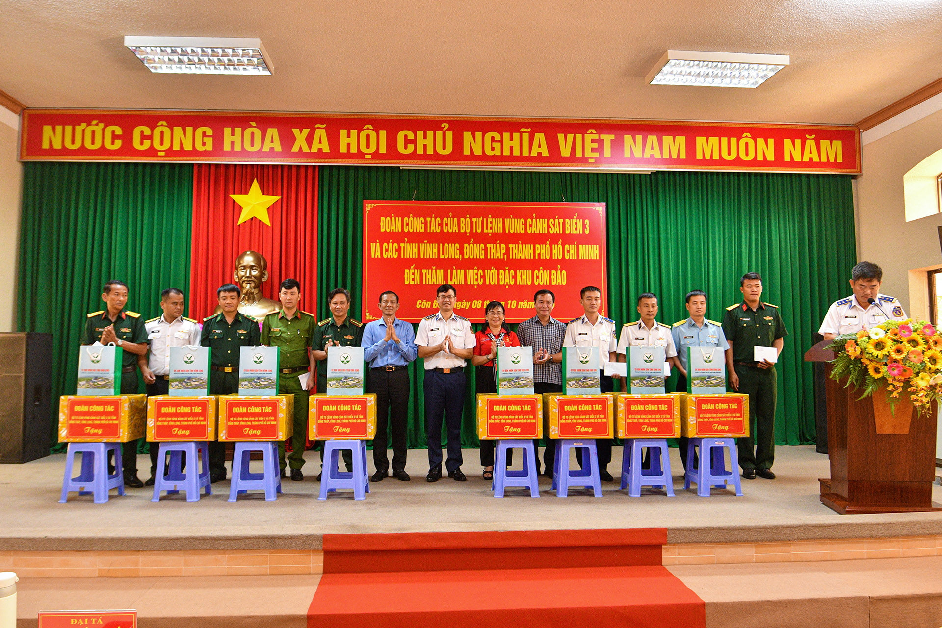 Đoàn công tác trao quà tặng chính quyền, các cơ quan, đơn vị trên địa bàn đặc khu Côn Đảo.