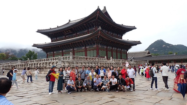 Đoàn Hiệp hội Du lịch Ninh Thuận- Khánh Hòa chụp lưu niệm tại Cung điện Kyeongbok (Cảnh Phúc Cung):