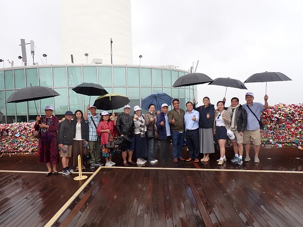 Các thành viên HHDL Ninh Thuận- Khánh Hòa chụp ảnh lưu niệm tại Tháp Truyền Hình Nam San và khu Love lock