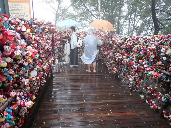 Tháp Truyền Hình Nam San và khu Love lock dưới chân Tháp lưu giữ hàng chục vạn ổ khóa tình yêu