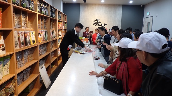 Đoàn HHDL Ninh Thuận trải nghiệm tại nơi chế biến Kim chi và Rong Biển