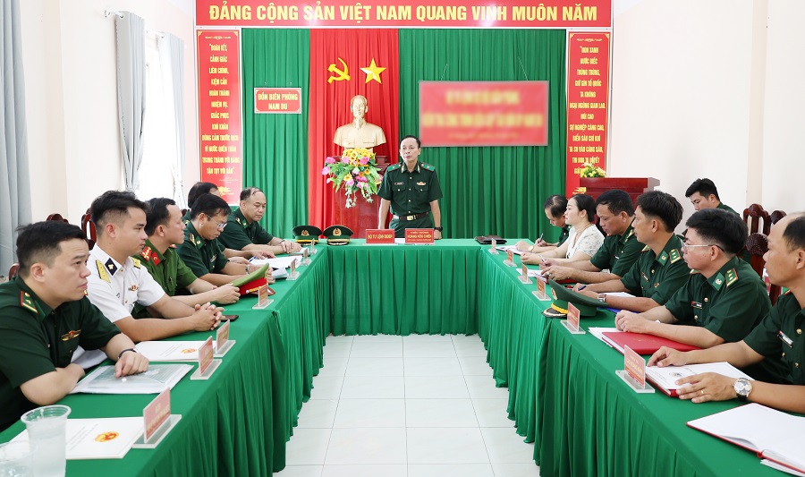 Thiếu tướng Hoàng Hữu Chiến, phát biểu động viên cán bộ, chiến sĩ Đồn Biên phòng Nam Du.