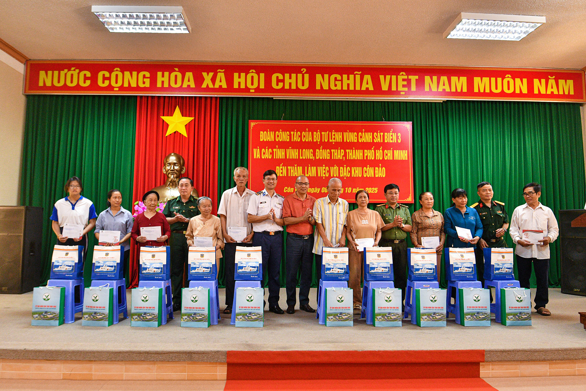 Đoàn công tác trao quà tặng chính quyền, các cơ quan, đơn vị trên địa bàn đặc khu Côn Đảo.