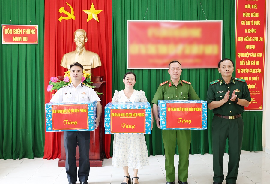 Thiếu tướng Hoàng Hữu Chiến, tặng quà các đơn vị trên đảo Nam Du.