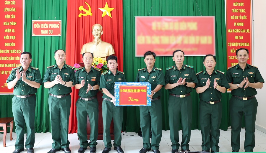 Thiếu tướng Hoàng Hữu Chiến và đoàn công tác tặng quà cán bộ, chiến sĩ Đồn Biên phòng Nam Du.