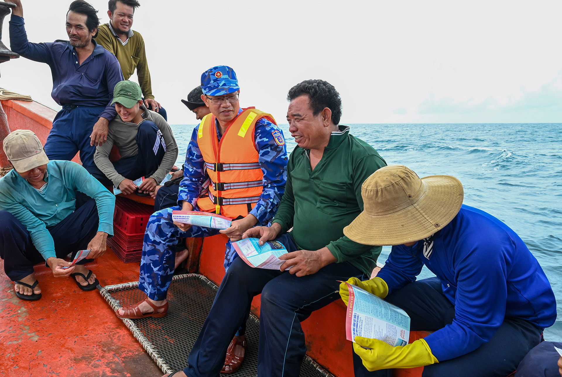 Đại tá Cao Xuân Quận, Phó chính ủy Vùng Cảnh sát biển 3 tuyên truyền cho ngư dân tỉnh Vĩnh Long đang đánh bắt hải sản trên biển.