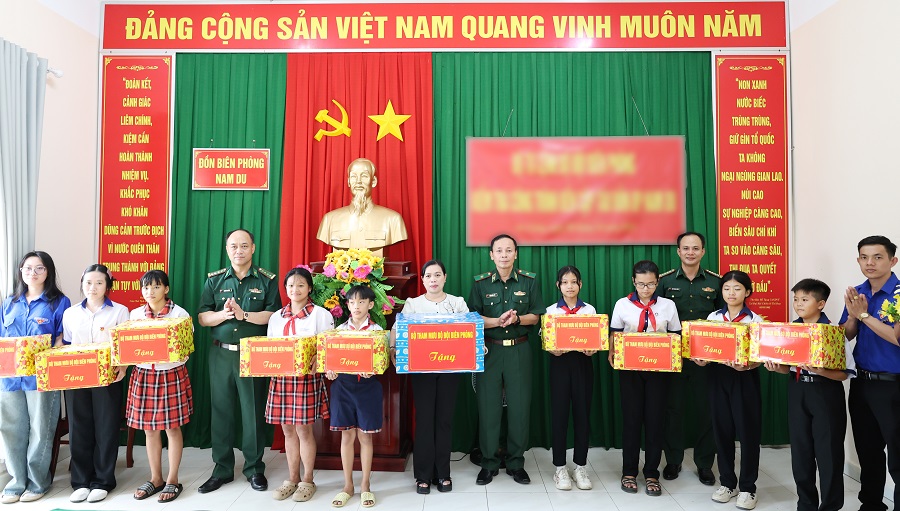 Thiếu tướng Hoàng Hữu Chiến và đoàn công tác tặng quà nhà trường và các cháu học sinh Trường THCS An Sơn.