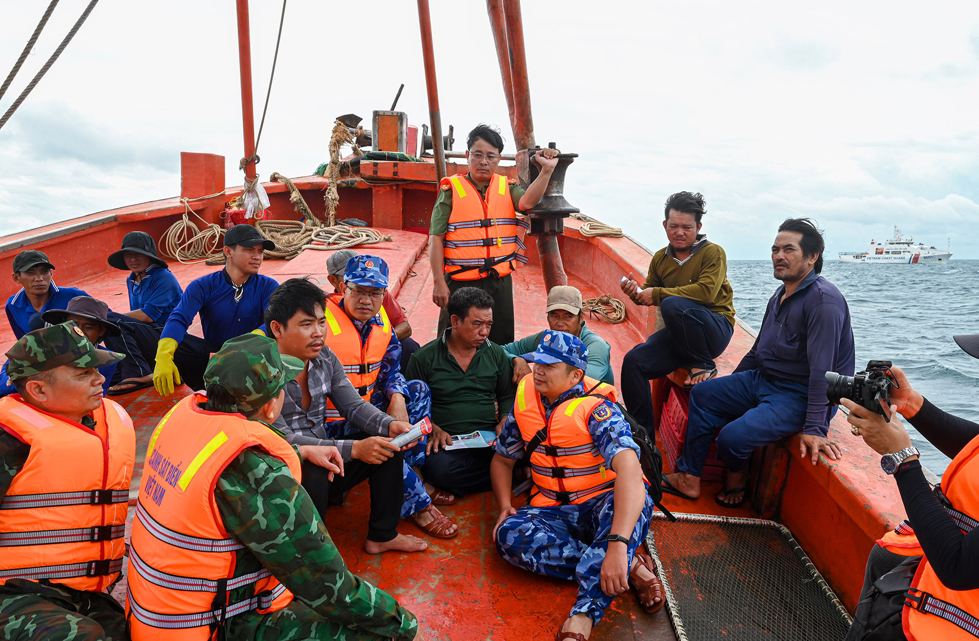 Các lực lượng tham gia đoàn công tác tổ chức tuyên truyền trực tiếp cho ngư dân chấp hành pháp luật của Việt Nam và quốc tế trong khai thác, đánh bắt hải sản.