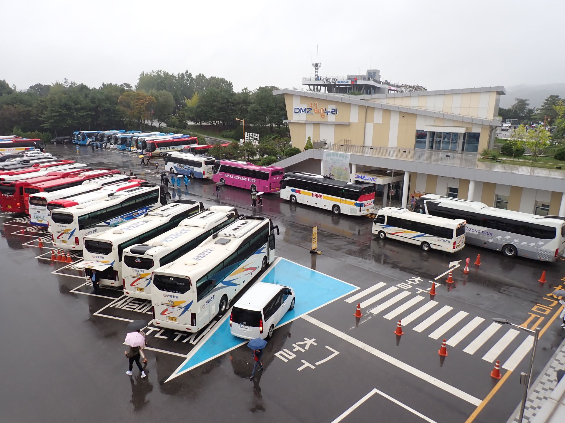 Xe chở khách đến tham quan DMZ