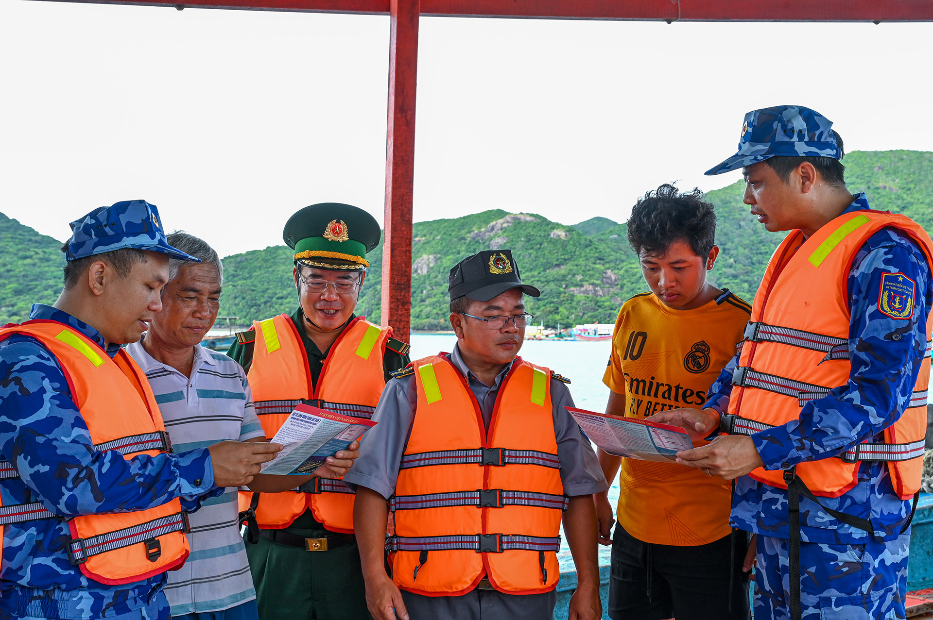 Các lực lượng tham gia đoàn công tác tổ chức tuyên truyền trực tiếp cho ngư dân chấp hành pháp luật của Việt Nam và quốc tế trong khai thác, đánh bắt hải sản.