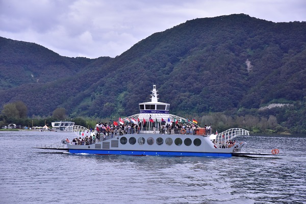 Phà chở khách qua tham quan đảo Nami