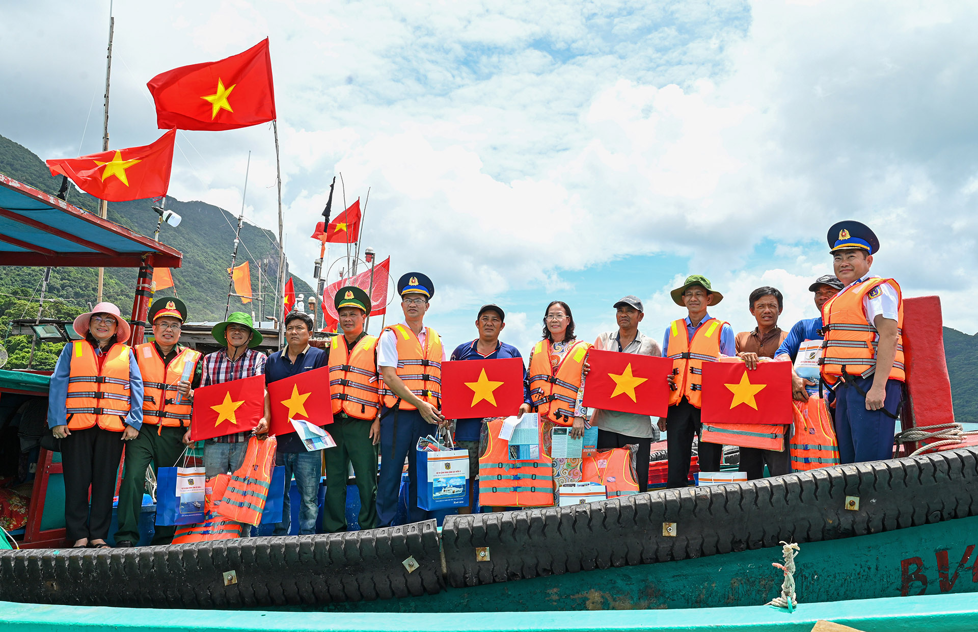 Đoàn công tác trao tặng cờ Tổ quốc và nhu yếu phẩm cho các tàu cá đang hoạt động trên biển.