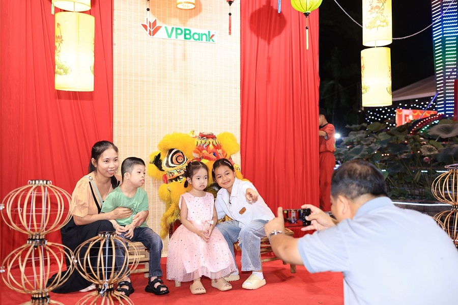 Phố đèn lồng thu hút đông đảo người dân địa phương tới check-in.