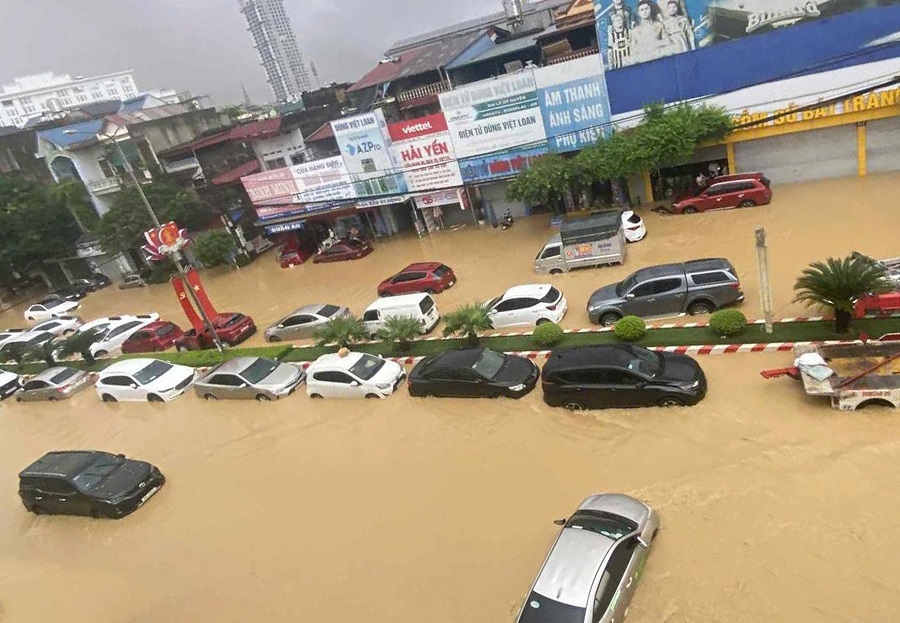 Những cơn bão liên tiếp vừa qua đã ảnh hưởng nghiêm trọng đến sinh hoạt và cuộc sống của người dân