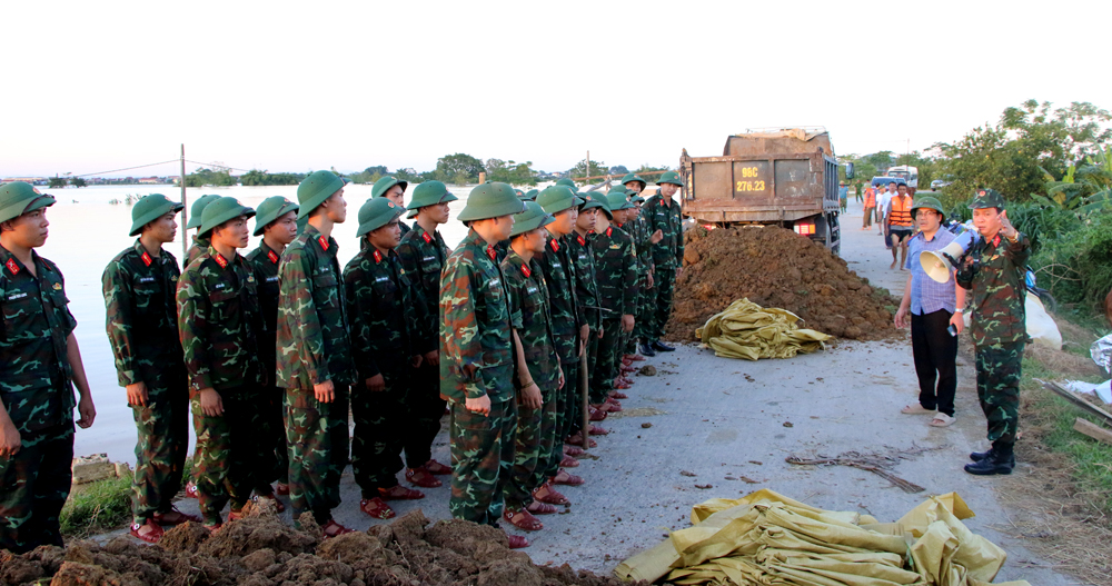 Cán bộ, chiến sĩ Lữ đoàn Pháo binh 675 triển khai nhiệm vụ cùng địa phương bảo vệ đê.