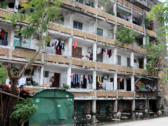 còn 5 tòa cũ (C2, C3, C4, C5, C6) với 380 hộ dân vẫn chưa được di dời do nhiều vướng mắc trong công tác giải phóng mặt bằng.