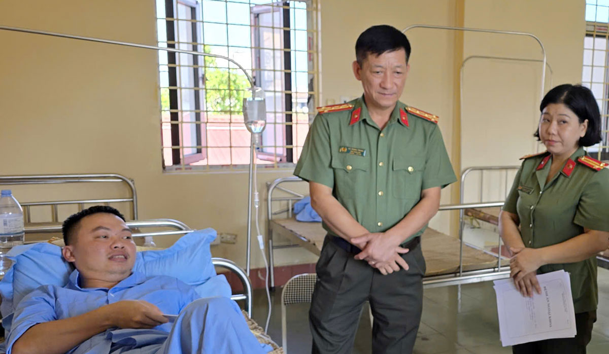 Nhiều cán bộ, chiến sĩ Công an bị thương khi hỗ trợ người dân vùng lũ tại Thái Nguyên