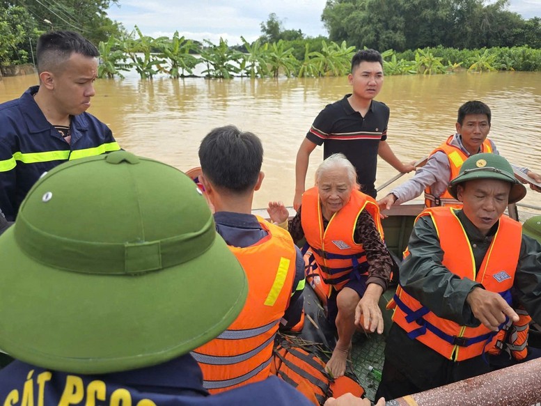 Lực lượng Công an nhân dân tích cực giúp đỡ, cứu trợ người dân bị ảnh hưởng lũ lụt - Ảnh: CAND