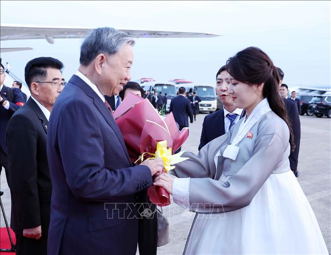 Thiếu nữ Triều Tiên tặng hoa Tổng Bí thư Tô Lâm tại Sân bay quốc tế Bình Nhưỡng. Ảnh: Thống Nhất/TTXVN