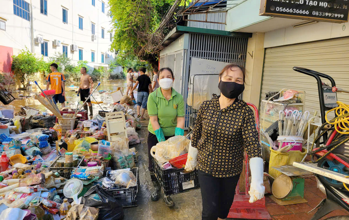 Ngày 9/10, người dân trên địa bàn tỉnh Thái nguyên khẩn trương dọn dẹp sau mưa lũ. Ảnh: KT