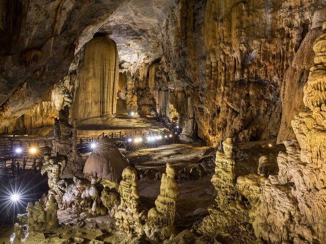 Các hình thái đá vôi trong động Thiên Đường