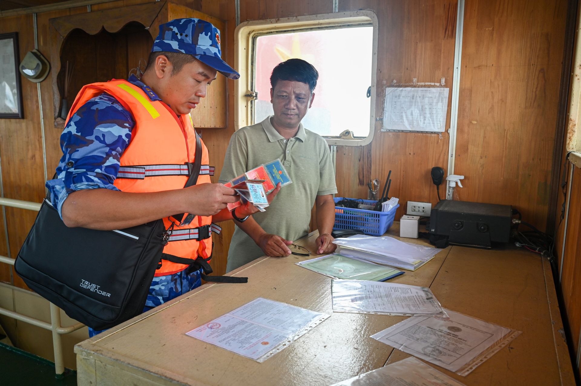 Kiểm tra giấy tờ, bằng cấp chuyên môn, chứng từ vận chuyển của tàu hàng.