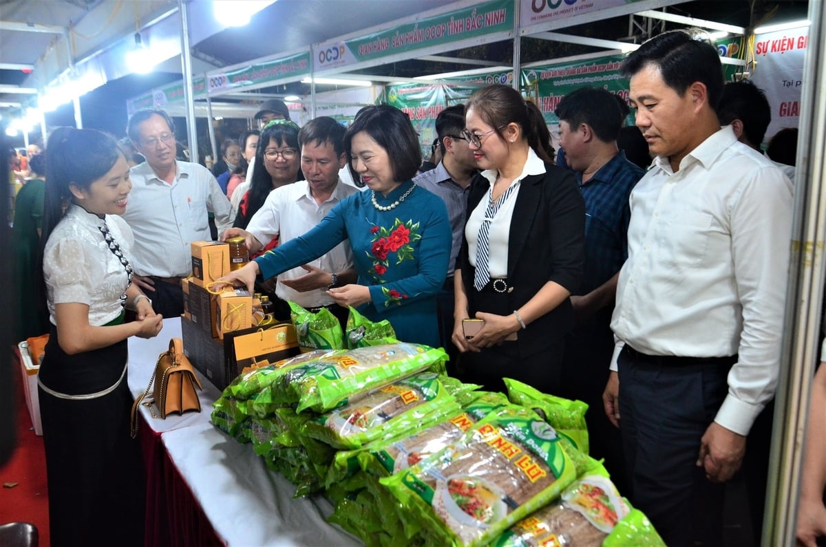 Lãnh đạo Sở Nông nghiệp và Môi trường Hà Nội thăm gian hàng trưng bày các sản phẩm OCOP. Ảnh: ĐTH Lãnh đạo Sở Nông nghiệp và Môi trường Hà Nội thăm gian hàng trưng bày các sản phẩm OCOP. Ảnh: ĐTH