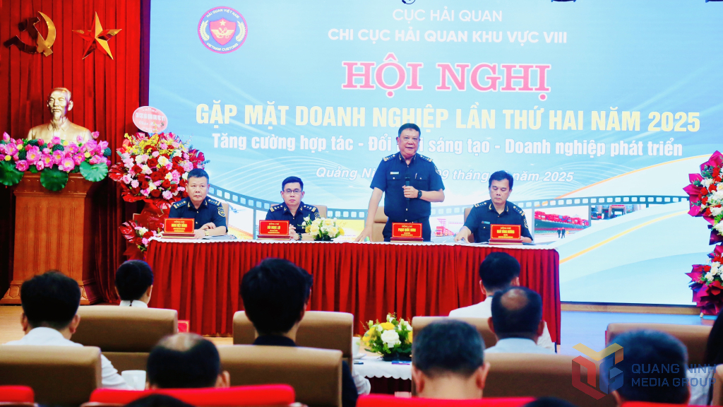 Lãnh đạo Chi cục Hải quan khu vực VIII phát biểu ý kiến tại hội nghị.
