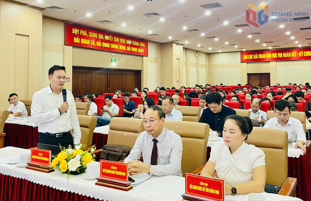 Đại diện lãnh đạo Ban Quản lý Khu kinh tế tỉnh Quảng Ninh giải đáp đề xuất của doanh nghiệp tại hội nghị.