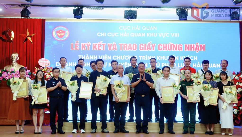 Lãnh đạo Chi cục Hải quan khu vực VIII trao giấy chứng nhận doanh nghiệp tự nguyện tuân thủ pháp luật hải quan cho các doanh nghiệp.