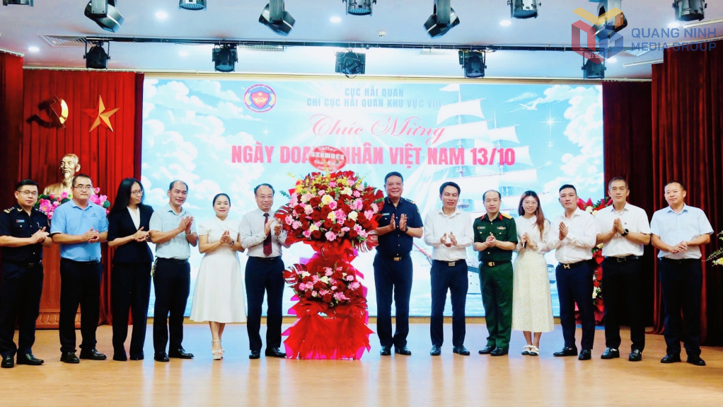 Nhân kỷ niệm Ngày Doanh nhân Việt Nam 13/10, lãnh đạo Chi cục Hải quan khu vực VIII tặng hoa và chúc mừng cộng đồng doanh nghiệp, doanh nhân.
