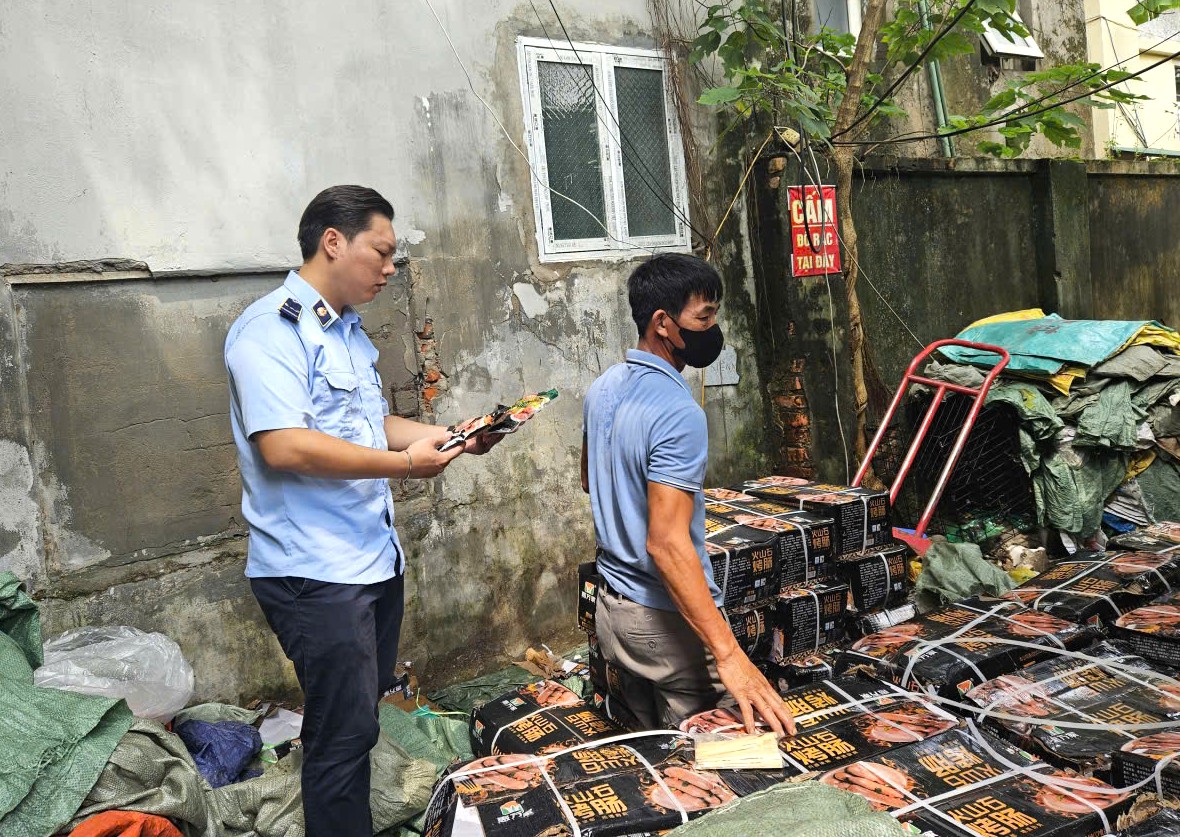 Lực lượng chức năng kiểm tra lô hàng hóa vi phạm Lực lượng chức năng kiểm tra lô hàng hóa vi phạm