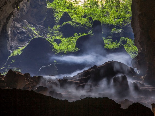 Mây lơ lửng trên những khối thạch nhũ gần khu cắm trại 2 trong Hang Sơn Đoòng (Oxalis Adventure)