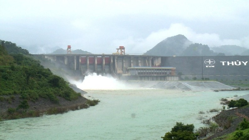 Bộ trưởng Nông nghiệp và Môi trường yêu cầu Giám đốc Công ty thủy điện Tuyên Quang mở 1 cửa xả đáy hồ vào hồi 13 giờ ngày 9/10. Bộ trưởng Nông nghiệp và Môi trường yêu cầu Giám đốc Công ty thủy điện Tuyên Quang mở 1 cửa xả đáy hồ vào hồi 13 giờ ngày 9/10.