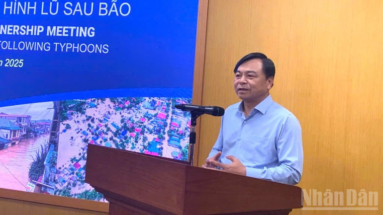 Thứ trưởng Nguyễn Hoàng Hiệp nhấn mạnh, Chính phủ Việt Nam đang khẩn trương ban hành nghị quyết riêng về khắc phục hậu quả bão số 11.