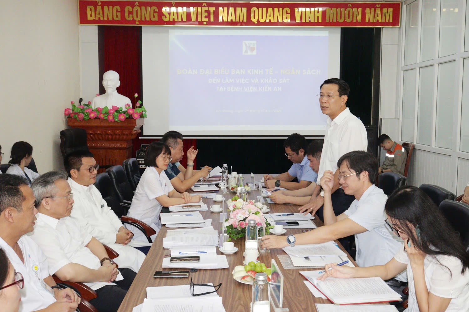 Phó Chủ tịch HĐND thành phố Bùi Đức Quang phát biểu tại cuộc làm việc.