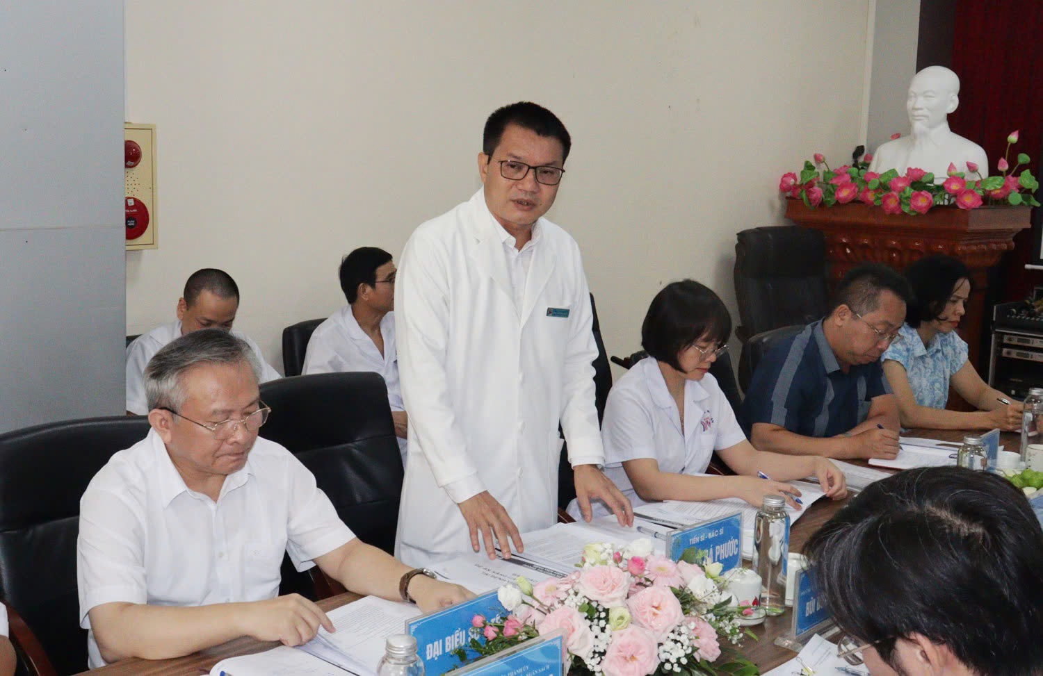 Lãnh đạo Bệnh viện Kiến An báo cáo tại cuộc làm việc.