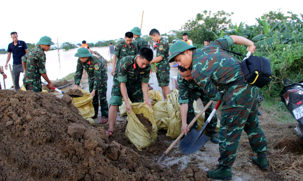 Cán bộ, chiến sĩ Lữ đoàn Pháo binh 675 khẩn trương đắp bao đất trống tràn đê.