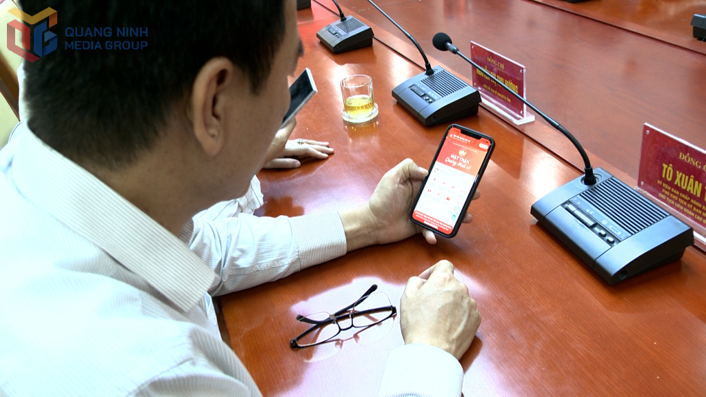 Các đại biểu đăng nhập vào ứng dụng Các đại biểu đăng nhập vào ứng dụng