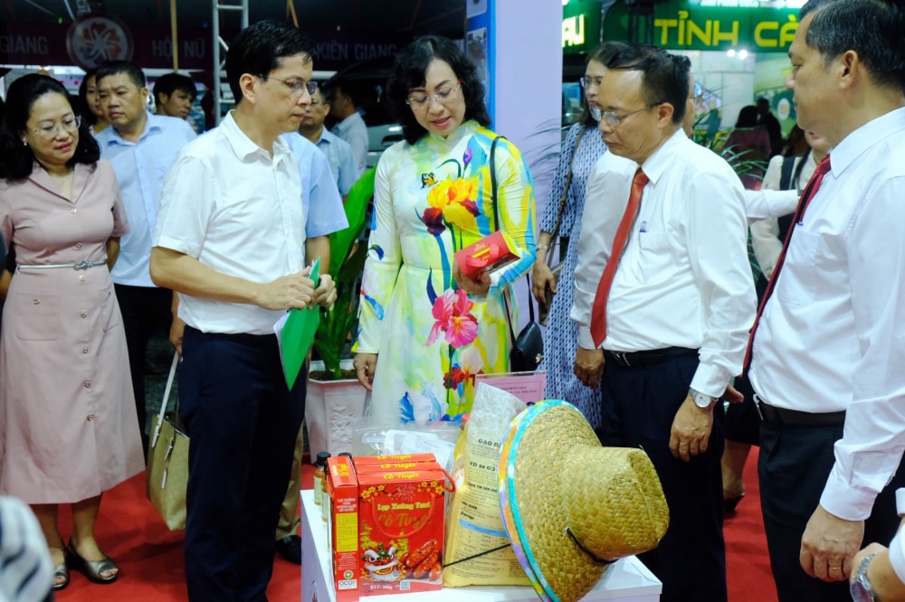 Lãnh đạo Bộ Công Thương tham quan gian hàng tại Hội chợ triển lãm hàng công nghiệp nông thôn tiêu biểu khu vực phía Nam năm 2024 Lãnh đạo Bộ Công Thương tham quan gian hàng tại Hội chợ triển lãm hàng công nghiệp nông thôn tiêu biểu khu vực phía Nam năm 2024