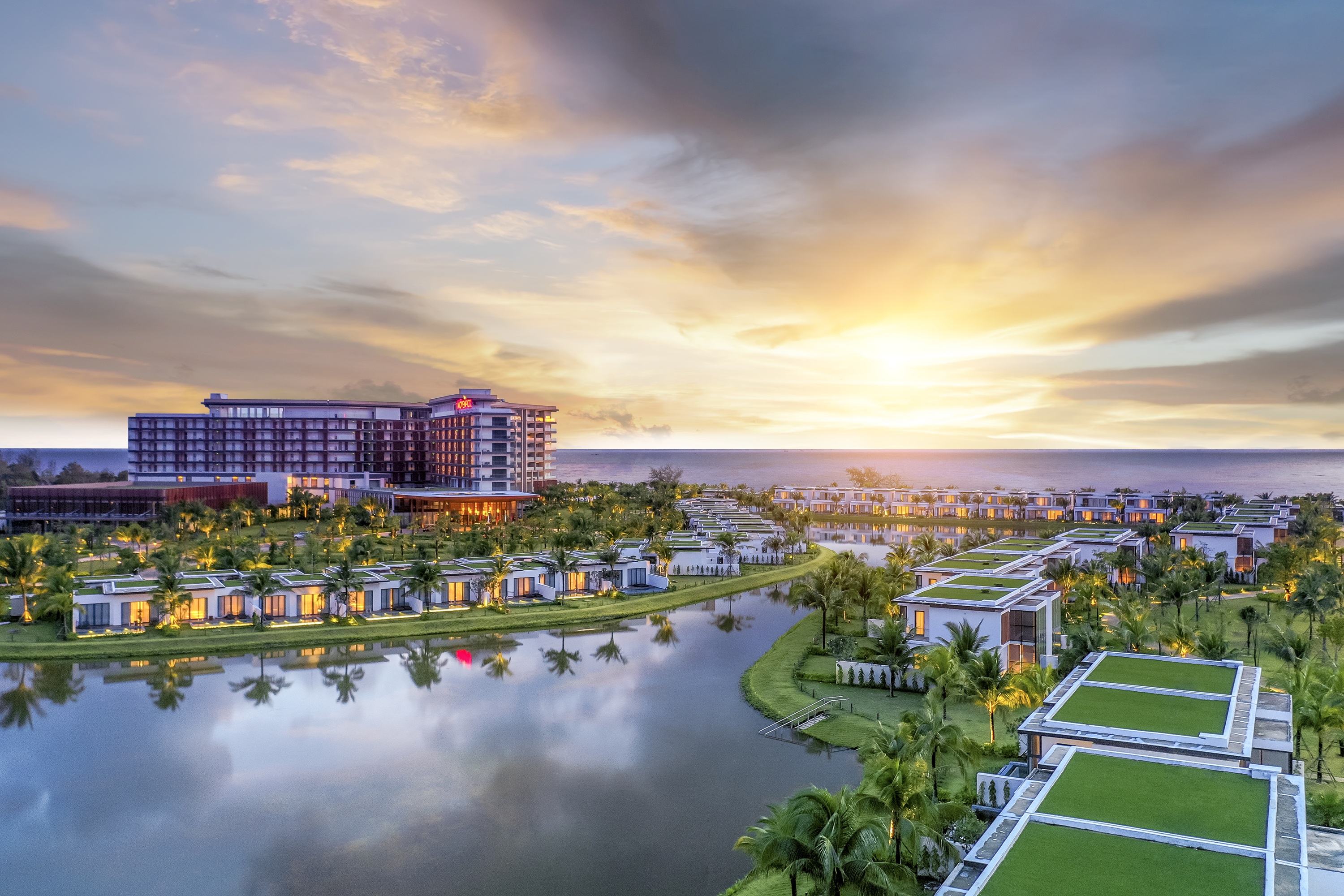 Mövenpick Resort Waverly Phú Quốc nằm bên bãi Ông Lang, được mệnh danh là nơi chiêm ngưỡng hoàng hôn đẹp nhất Việt Nam