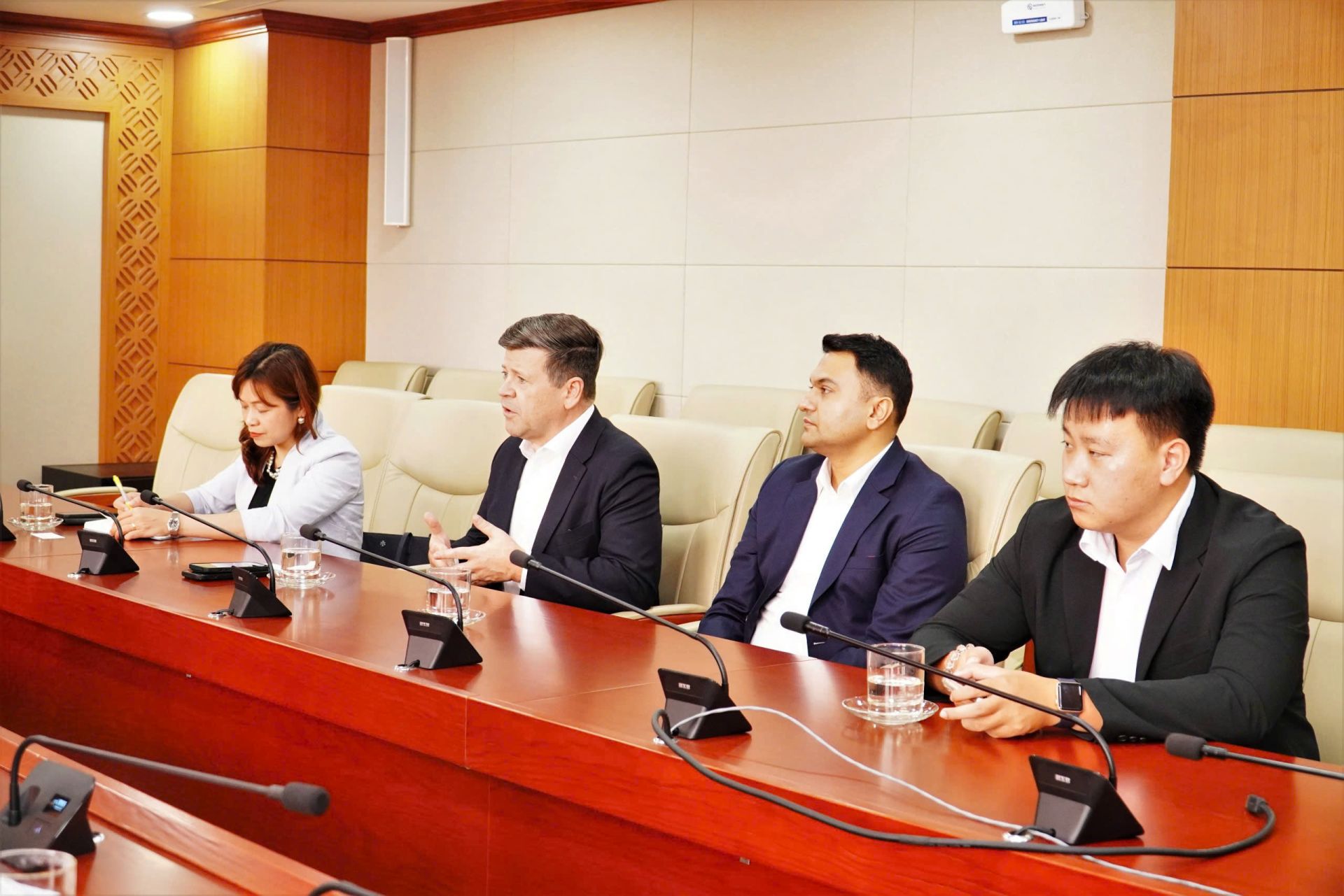 Ông Bob McCooey (thứ 2 từ trái qua), Phó Chủ tịch kiêm Giám đốc Bộ phận Niêm yết Quốc tế, Nasdaq phát biểu tại buổi làm việc Ông Bob McCooey (thứ 2 từ trái qua), Phó Chủ tịch kiêm Giám đốc Bộ phận Niêm yết Quốc tế, Nasdaq phát biểu tại buổi làm việc