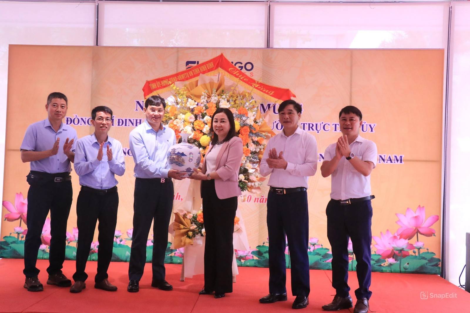 tặng quà lưu niệm của Tỉnh ủy, HĐND, UBND, Ủy ban MTTQ Việt Nam tỉnh cho Công ty cổ phần Tập đoàn BRG tặng quà lưu niệm của Tỉnh ủy, HĐND, UBND, Ủy ban MTTQ Việt Nam tỉnh cho Công ty cổ phần Tập đoàn BRG