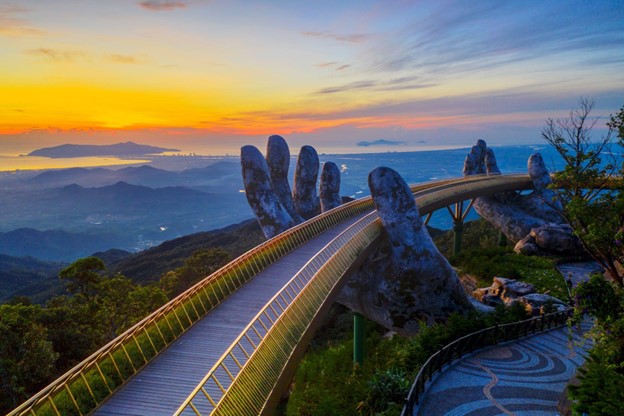 Hệ thống Sun World trên cả nước nổi tiếng nhờ những công trình biểu tượng du lịch như Cầu Vàng tại Bà Nà, Cáp treo Hòn Thơm…