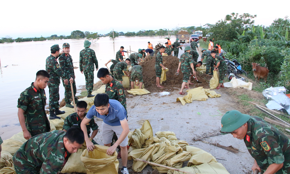Quân - dân cùng chung tay bảo vệ tuyến đê.